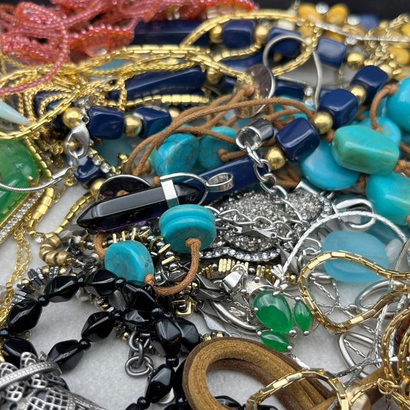 Bundle lot of wearable necklaces and pendants vintage to modern many signed - Picture 9 of 9